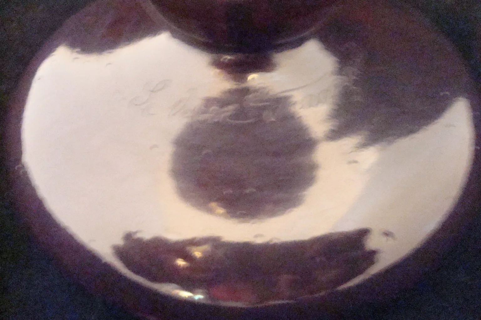 Antikes signiertes Glas Le Verre mit sichtbarem Vergleich