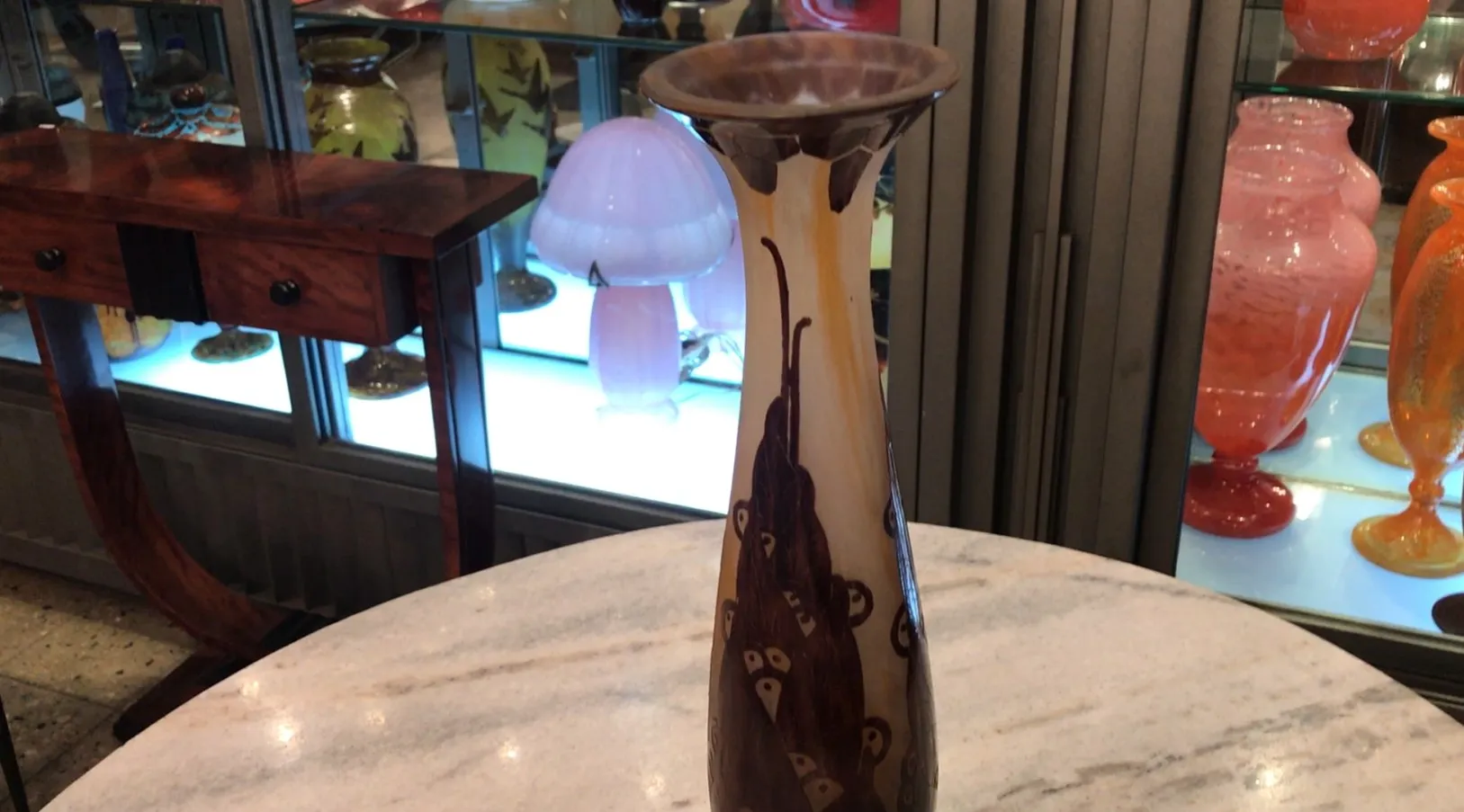 古董签名玻璃Le Verre，装饰设计以棕色和浅色调展出在优雅的桌子上。