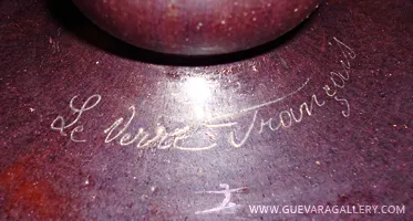Antigüedad con firma Le Verre francesa en la base.