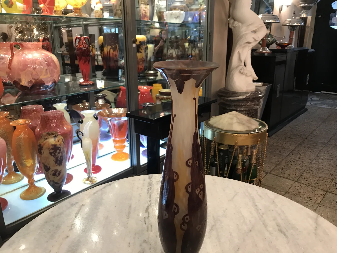 Antigüedad vidrio firmado Le Verre francés en exhibición.