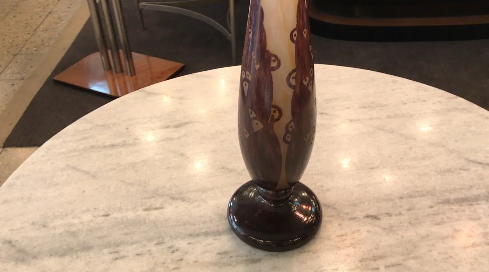 Verre signé Le Verre avec un ancien design floral sur une base ronde.