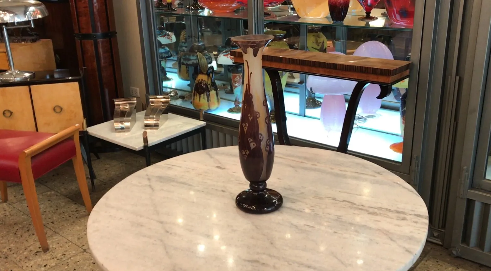 Vaso antiguo con diseño distintivo, firmado por Le Verre