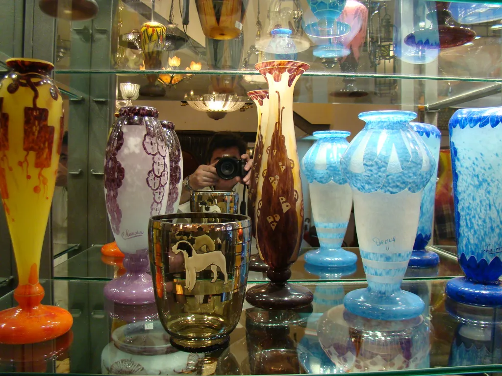 Antike Glasvasen mit bunten Mustern, elegante Ausstellungsatmosphäre.