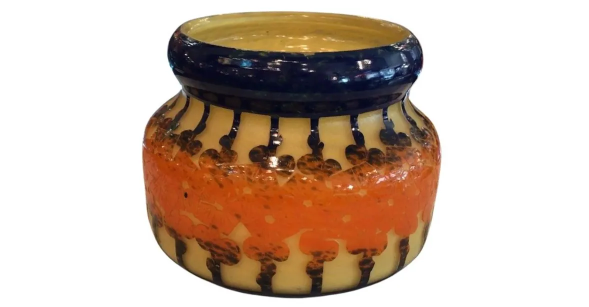 Verre ancien signé Le Verre avec des motifs colorés et des formes courbes.