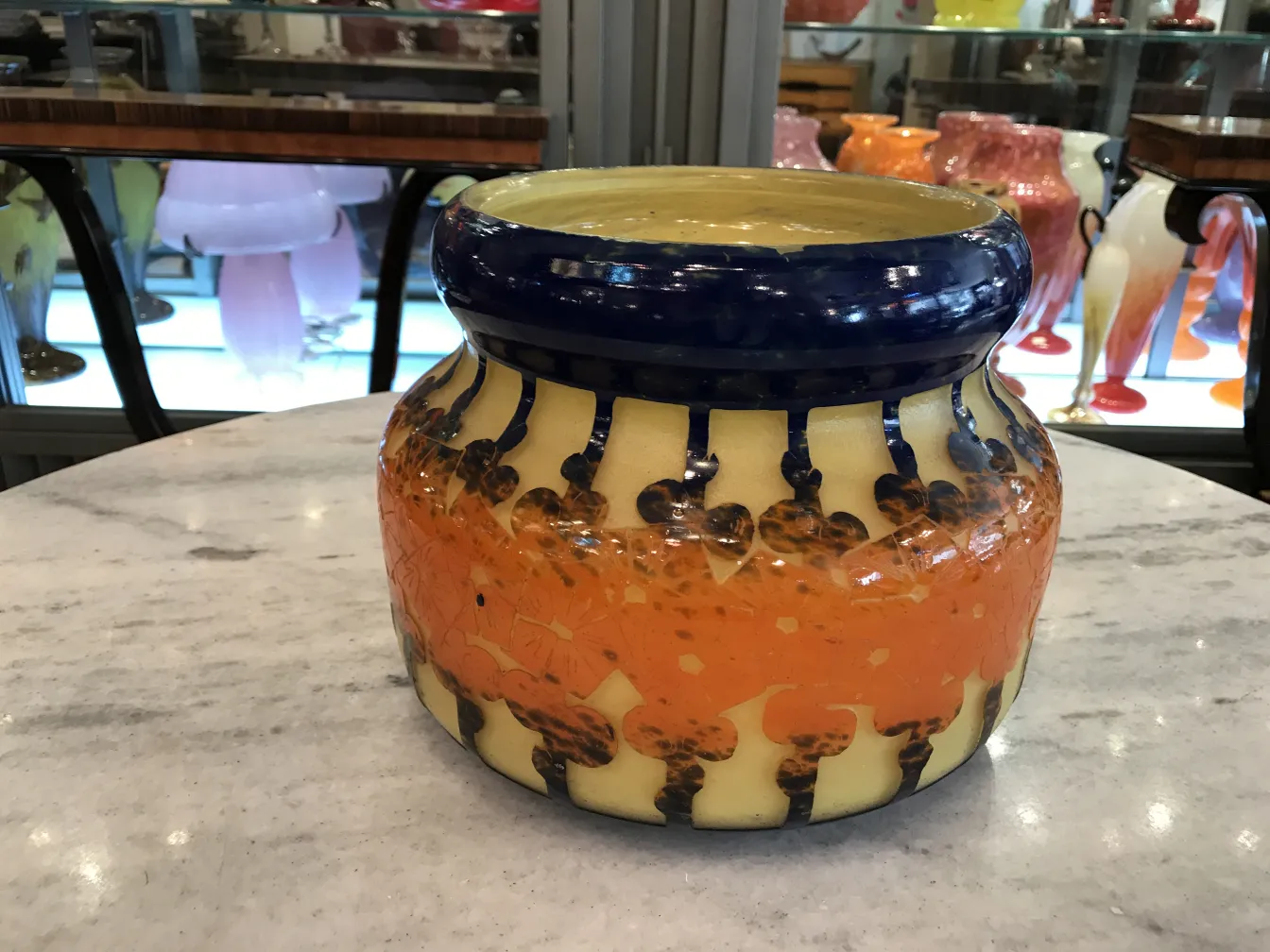 Vaso antico luminoso con design colorato, sfondo chiaro.