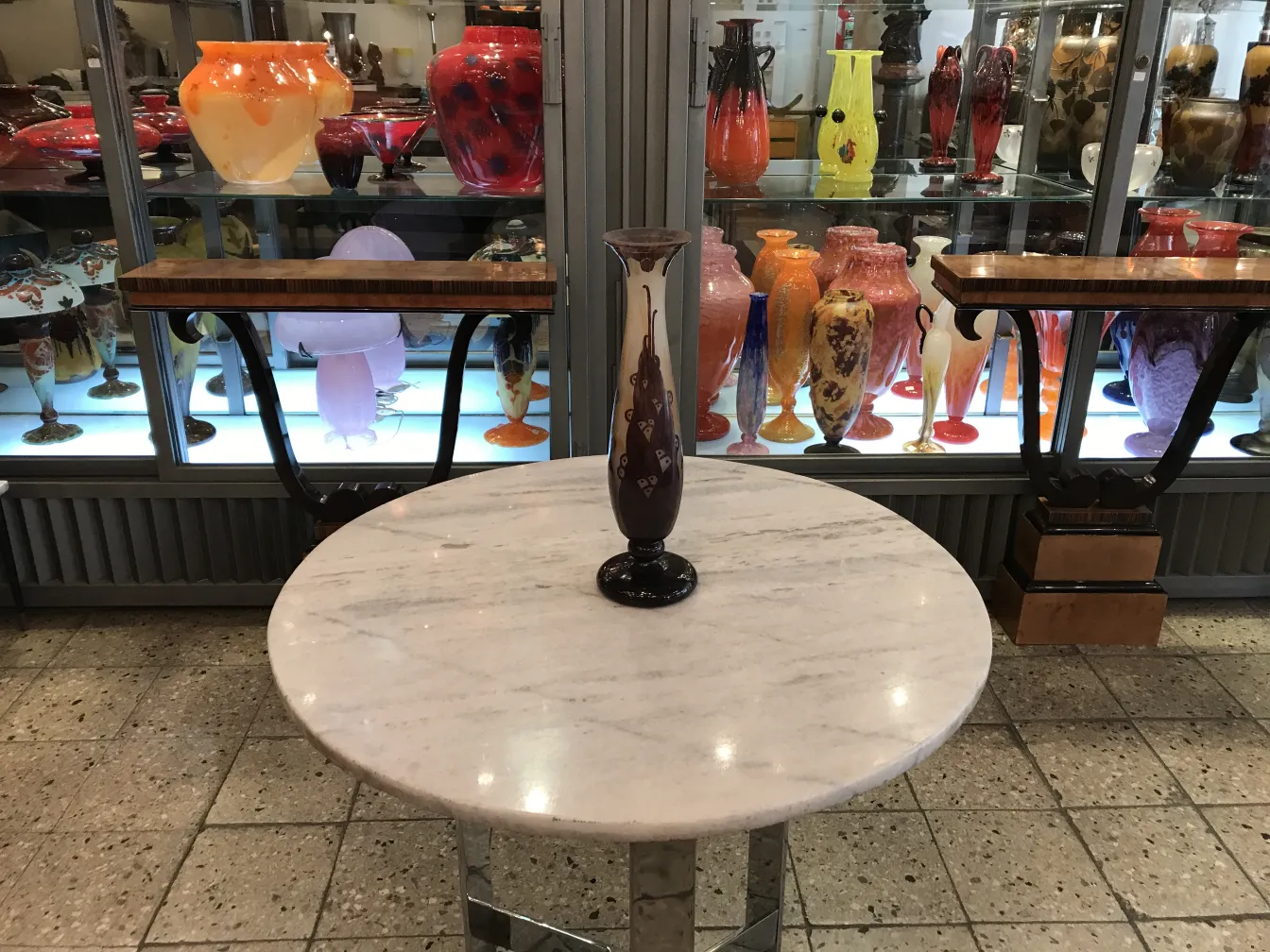 زجاج موقّع Le Verre في بيئة قديمة مع أشياء زجاجية أخرى