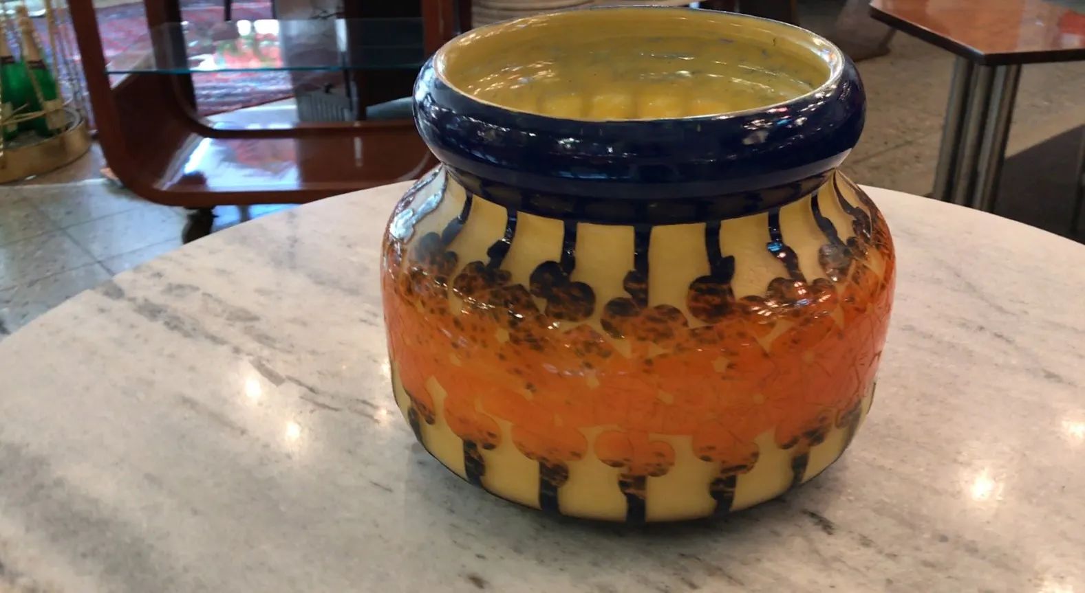 Antike Vase mit buntem Design und glänzender Oberfläche.