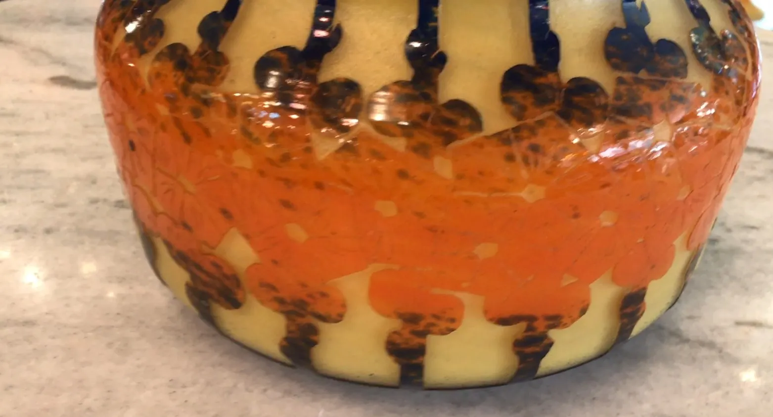 Vidrio antiguo decorativo firmado Le Verre con patrón colorido y detalles únicos.