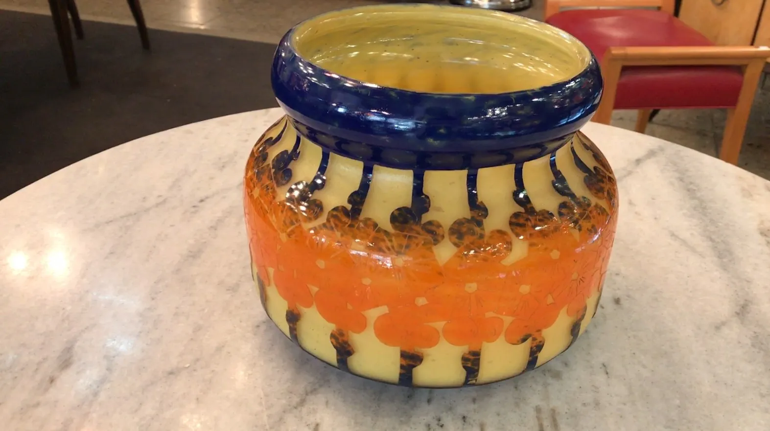 Antiquité verre signé Le Verre en jaune et orange, décoré de motifs floraux.
