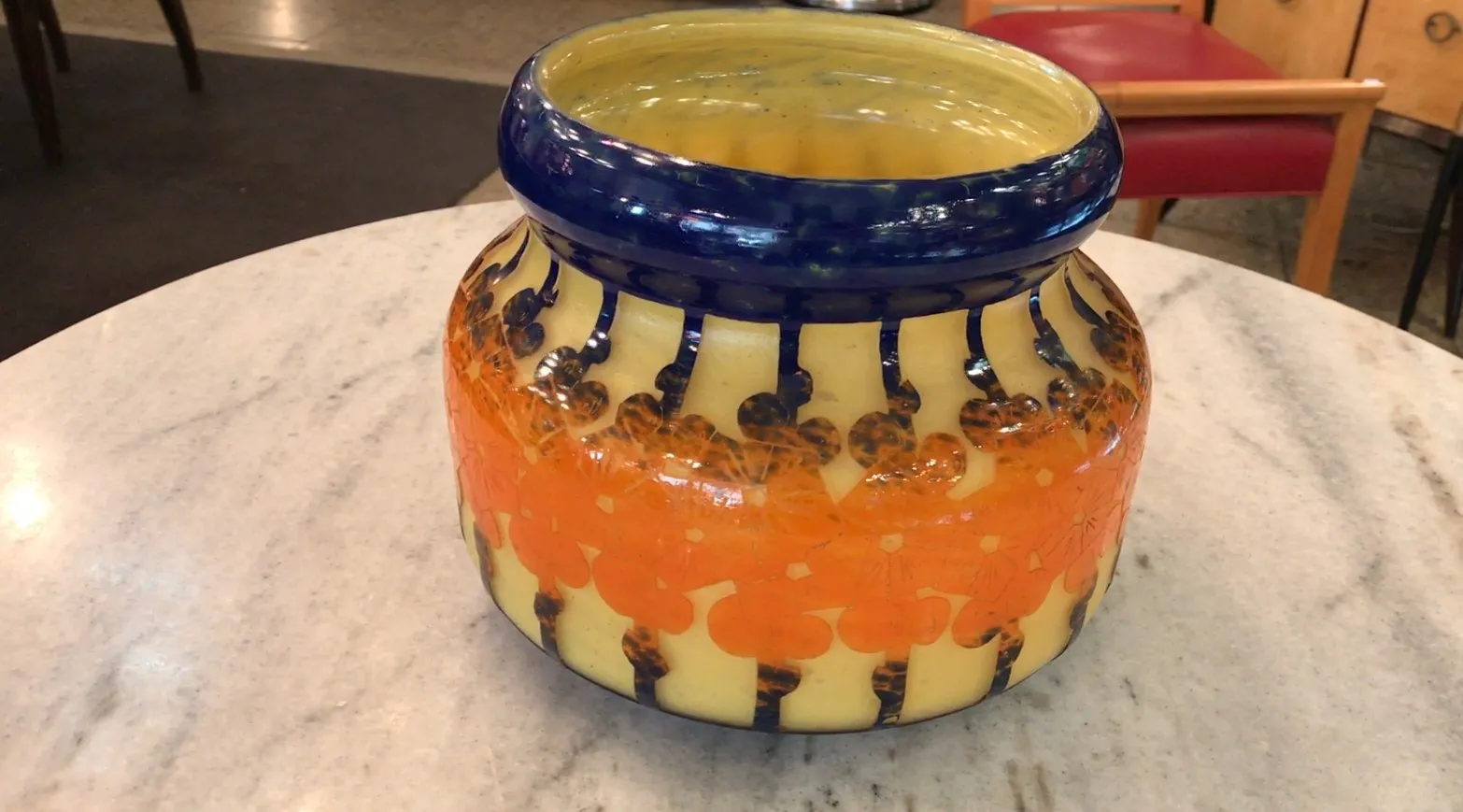 Antico vaso di vetro con dettagli in arancione e blu