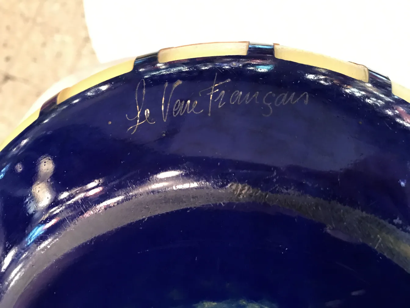 Signiertes Glas Le Verre auf blauem Hintergrund mit klarer Unterschrift