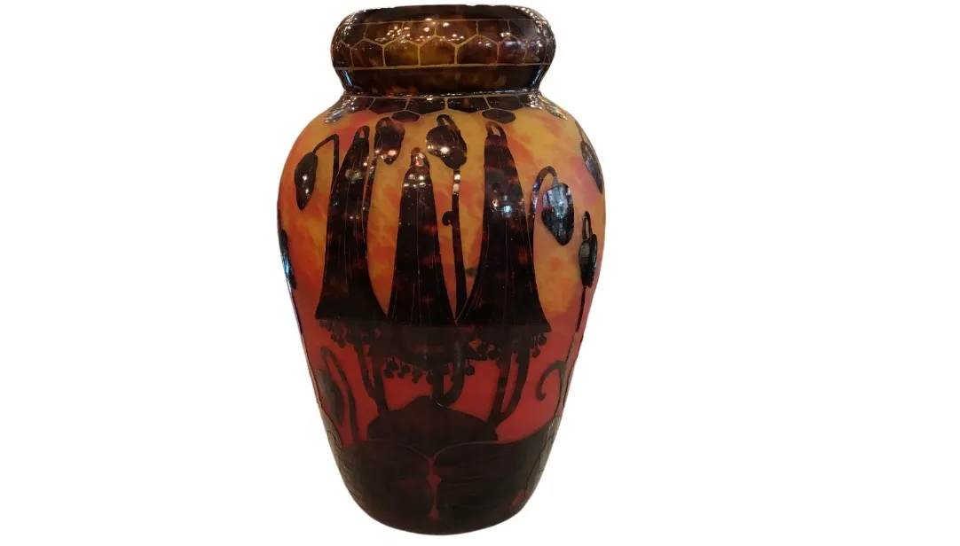 فاز قديم Le Verre مع تصميمات زهرية وألوان دافئة