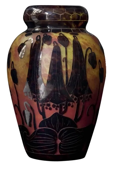 jarrón antiguo con hermoso diseño floral en tonos cálidos