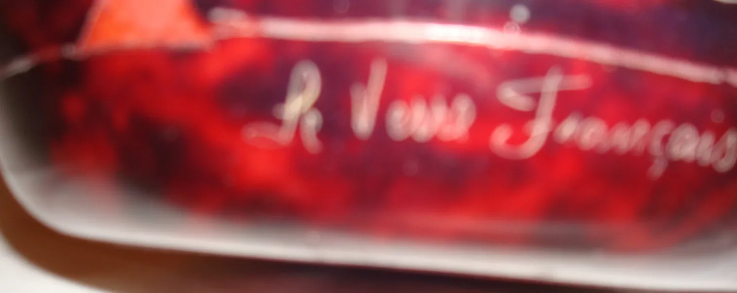 verre ancien signé avec un design détaillé, Le Verre français, fond coloré