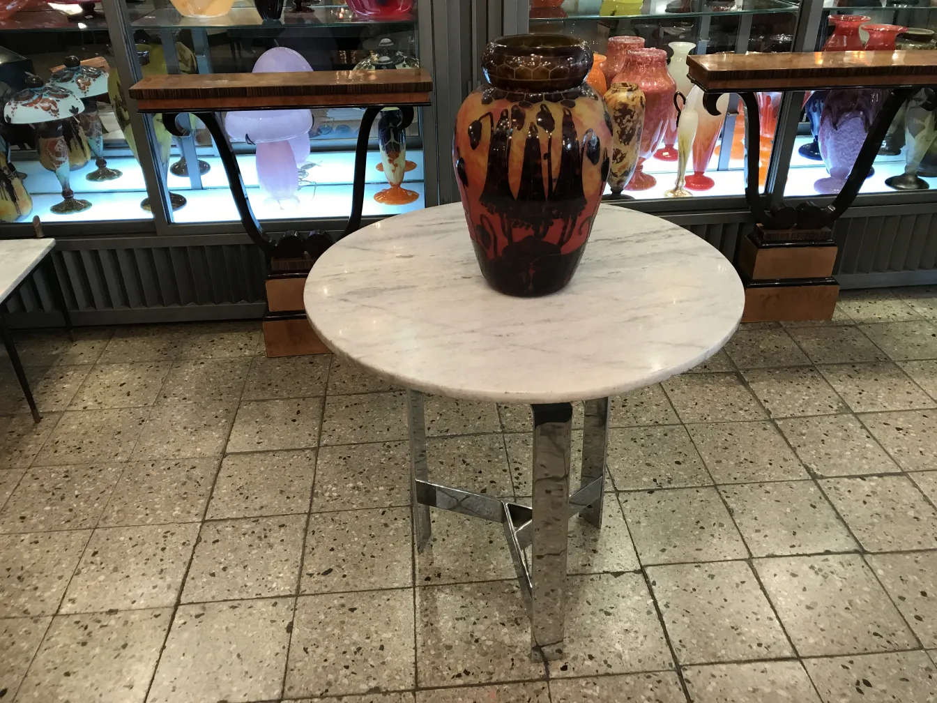 Verre ancien signé Le Verre avec des décorations vibrantes.