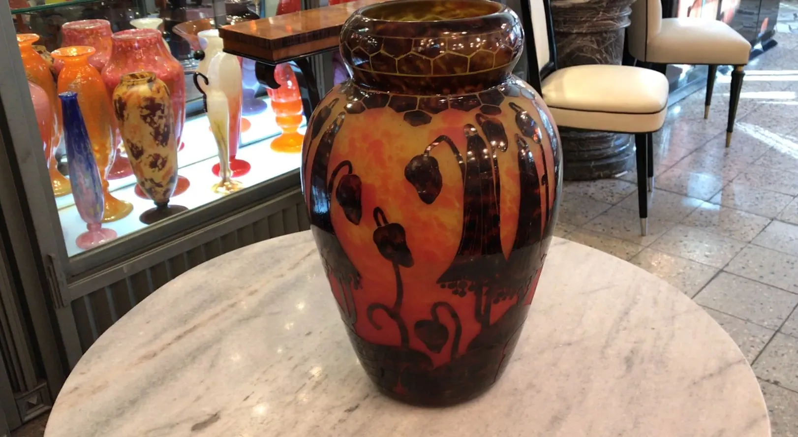 Antico vaso con decorazioni floreali in tonalità calde