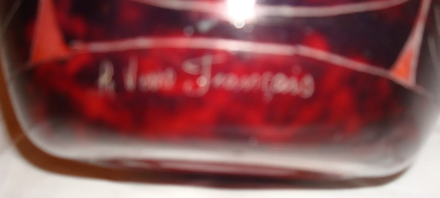 Antikes signiertes Glas Le Verre auf dunklem Hintergrund mit feinen Details