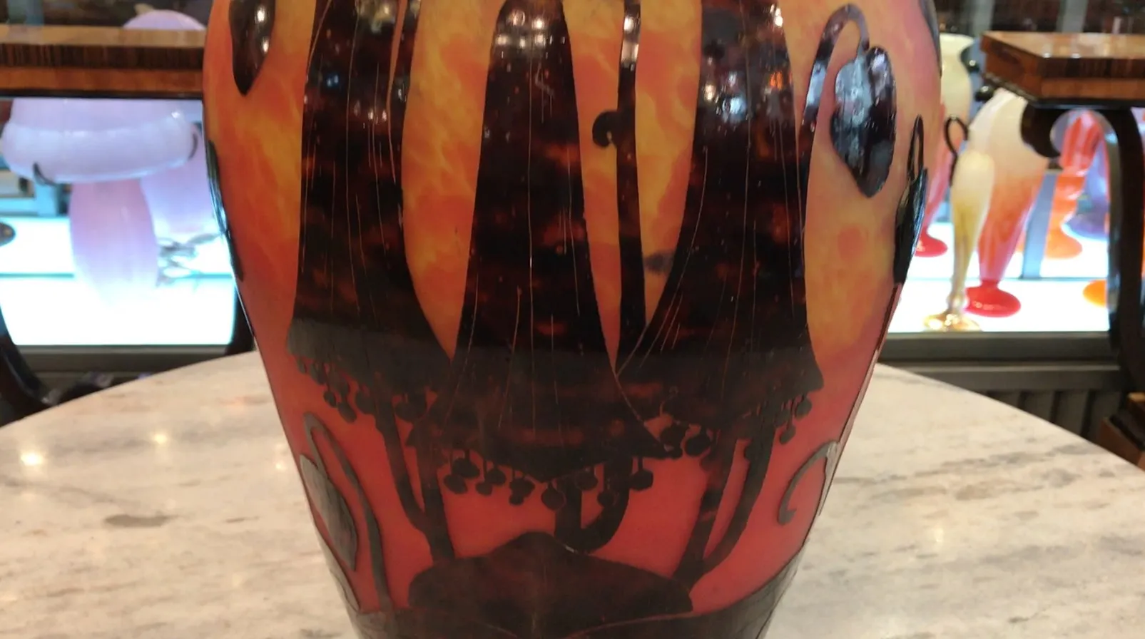 Elegante vetro firmato Le Verre in tonalità calde con design artistico