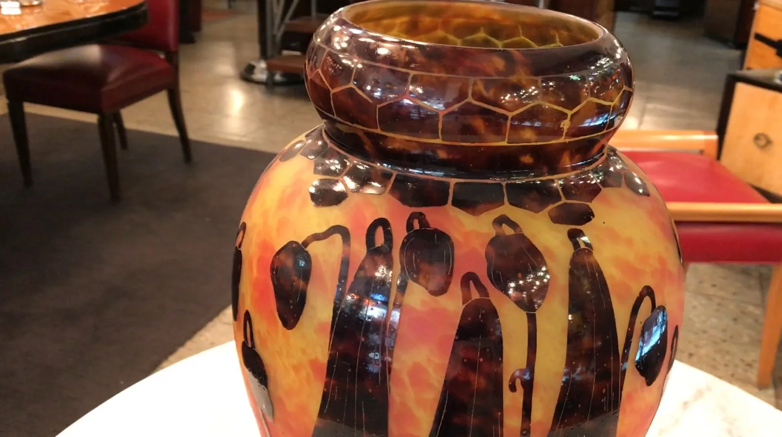 Vaso de vidro assinado com um design distinto e vibrante.