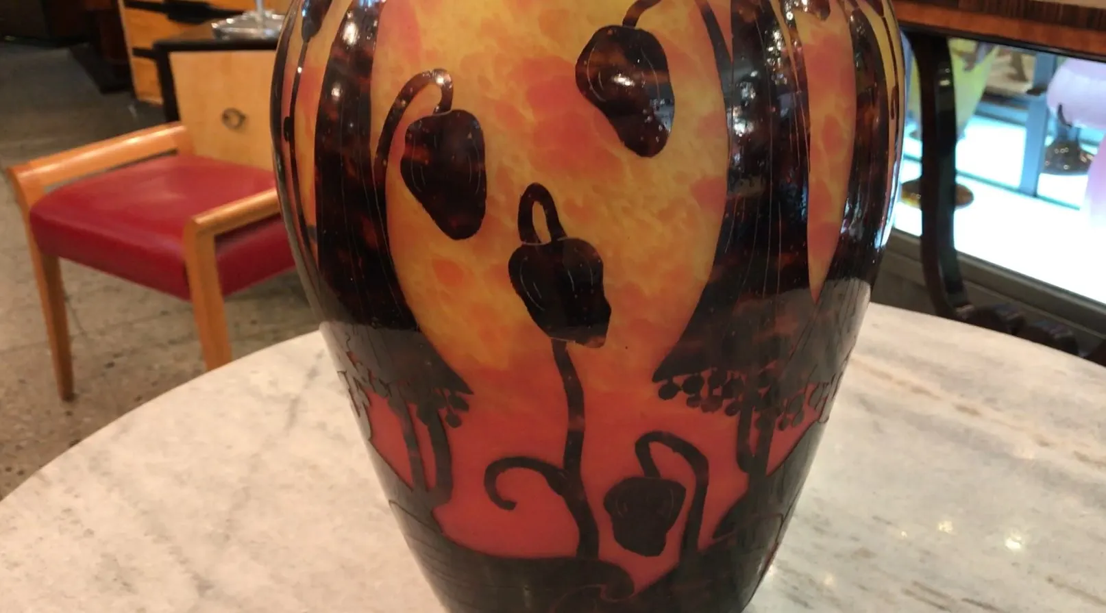 vaso antigo com design colorido de vidro assinado le verre