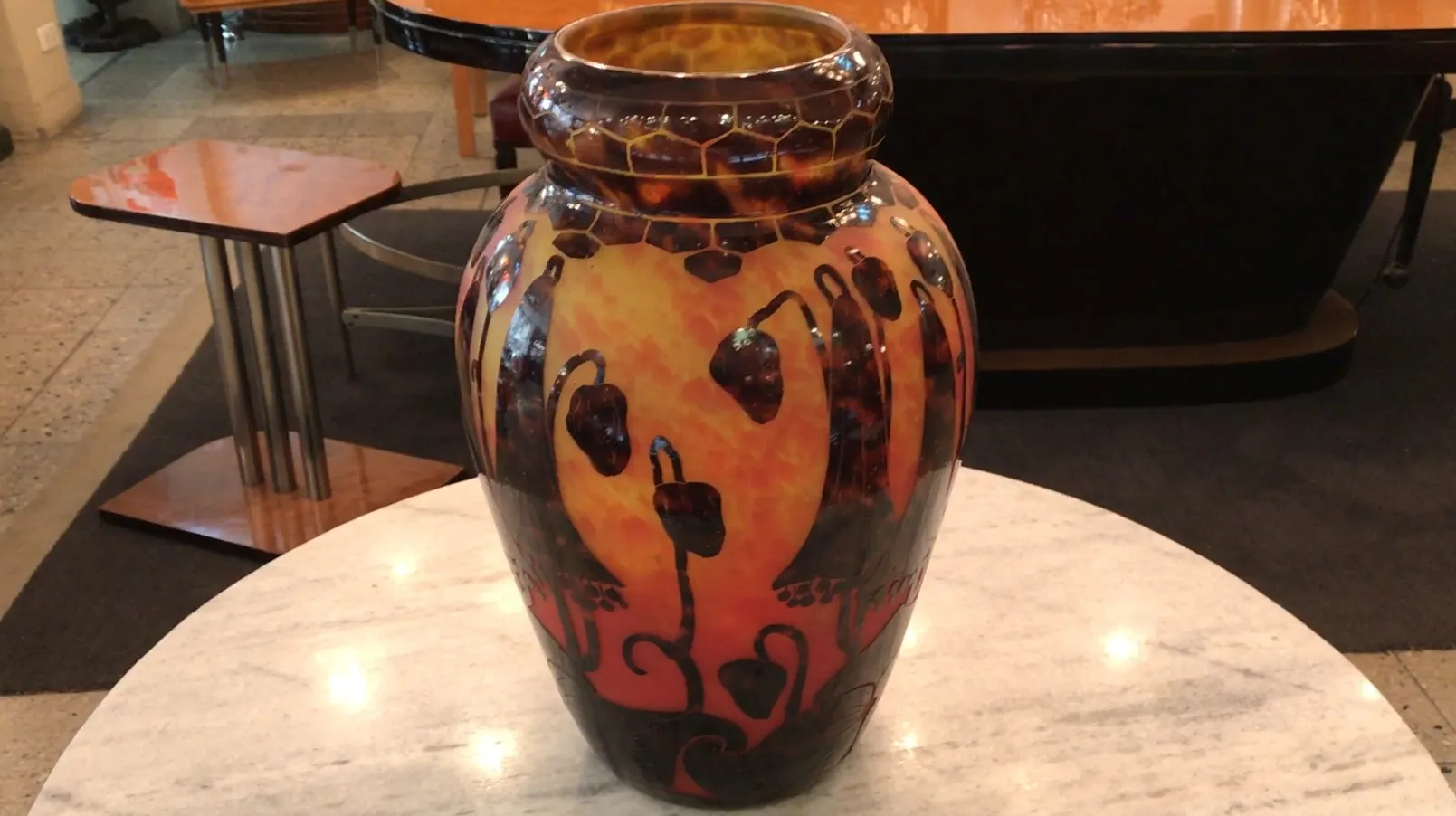 vase en verre ancien signé Le Verre avec des détails colorés