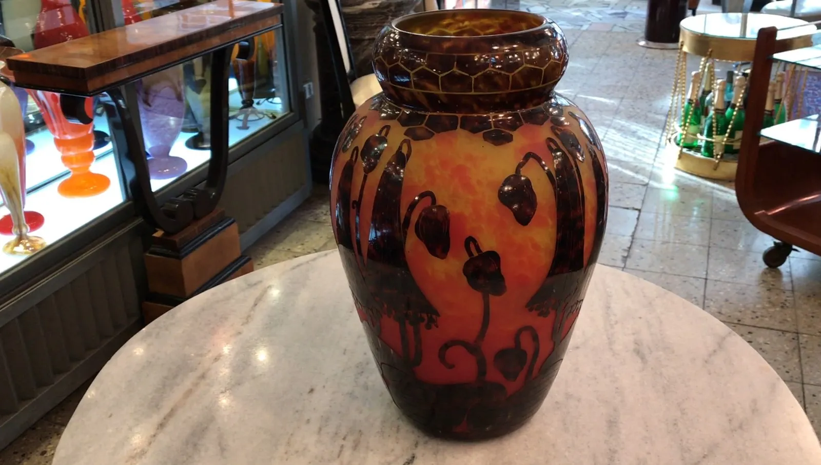 jarro antigo com design exclusivo de vidro assinado le verre em tons de laranja e preto