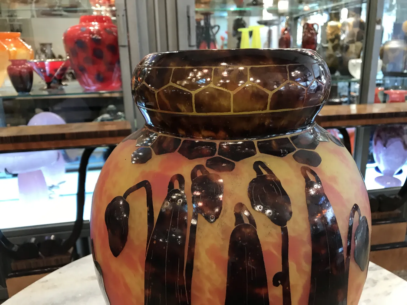 vaso antigo de vidro assinado le verre com decoração colorida