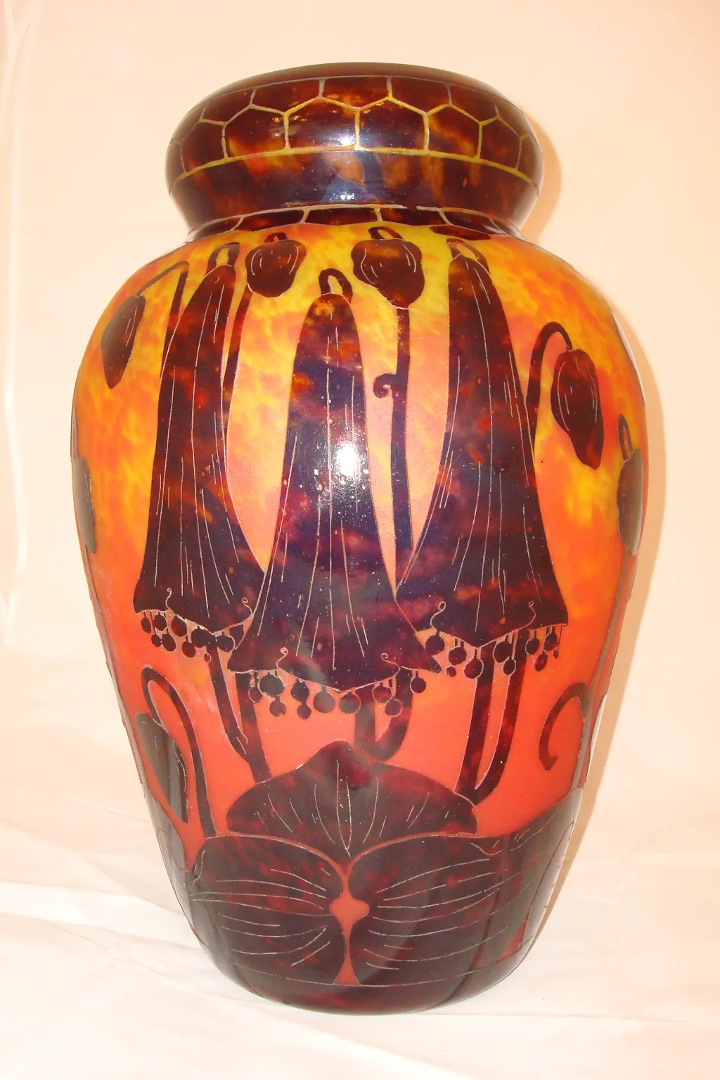 Vase ancien peint avec des motifs floraux vibrants