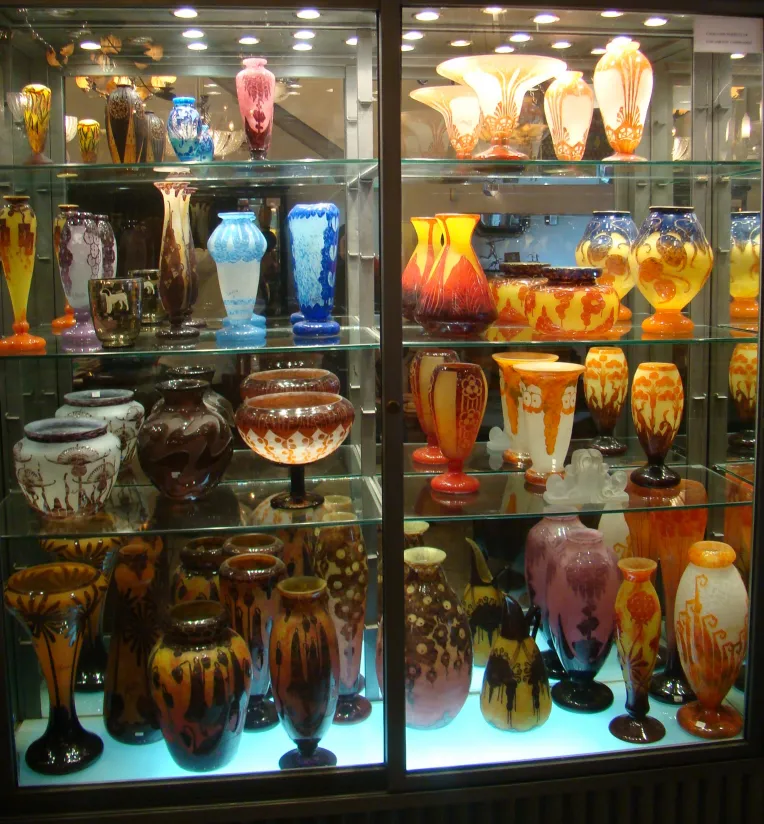 展示柜中的古董系列，包括签名玻璃Le Verre