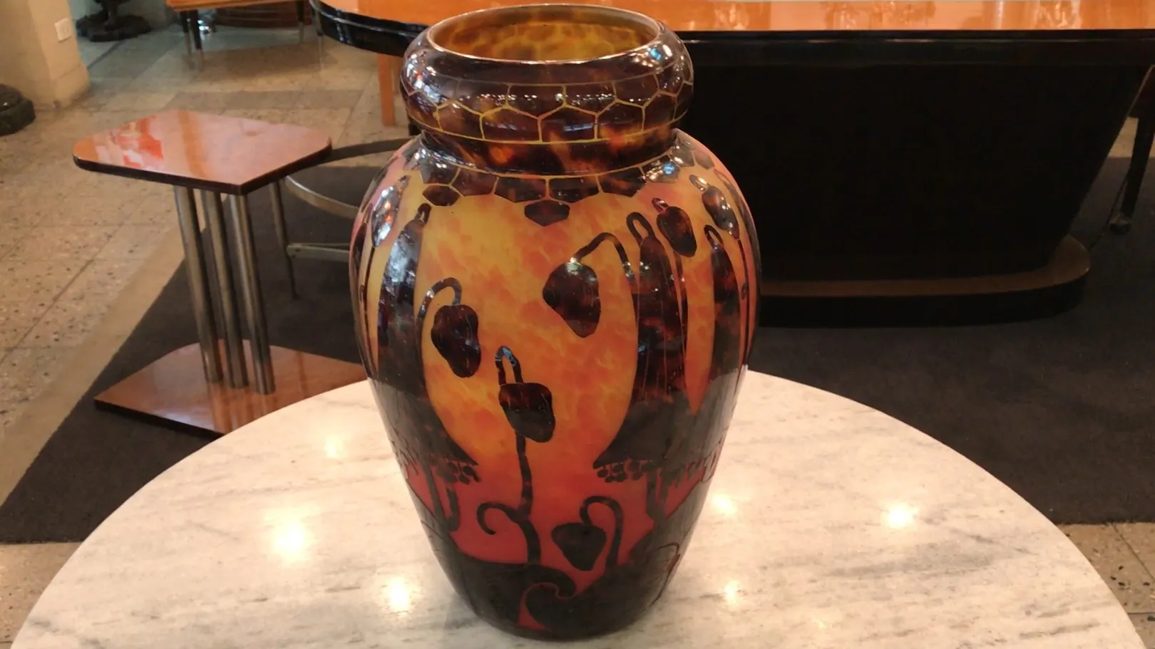 Vase antique avec un design coloré