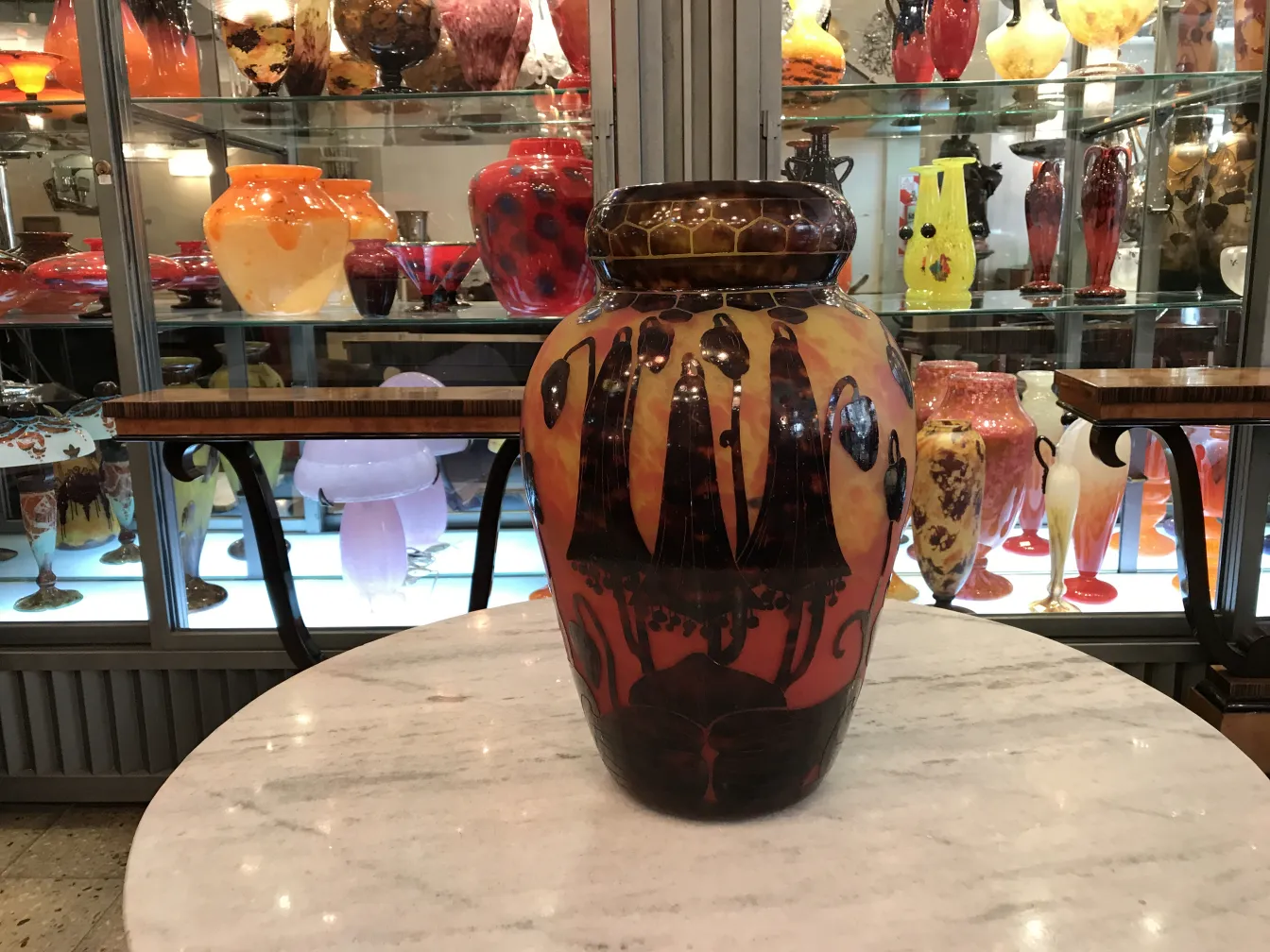 Antigo vidro assinado Le Verre, com figuras artísticas.