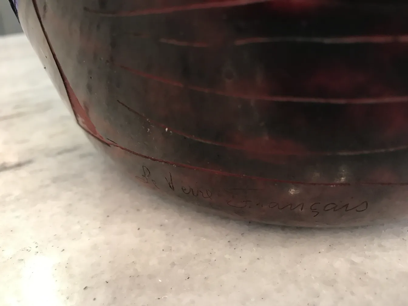 Vidrio firmado con un diseño detallado y un ambiente suave