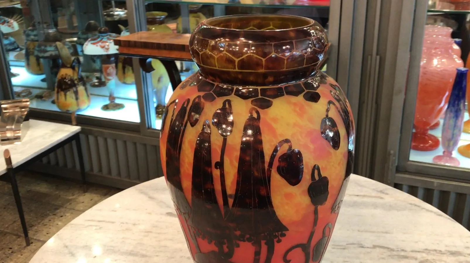 Antigüedad de vidrio decorativo firmado Le Verre, con colorido fondo y siluetas artísticas.