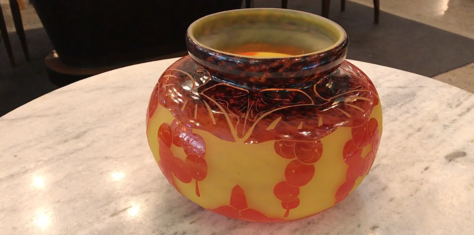 Verre antique signé Le Verre français avec motif floral jaune et rouge