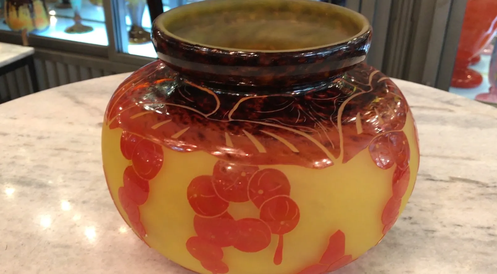 Vetro firmato Le Verre con decorazione rossa su sfondo giallo.