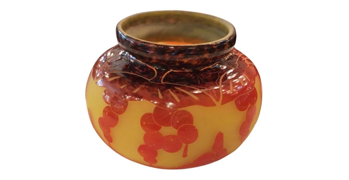 Vetro firmato (Le Verre) in giallo e rosso con dettagli decorativi, contenitore antico.