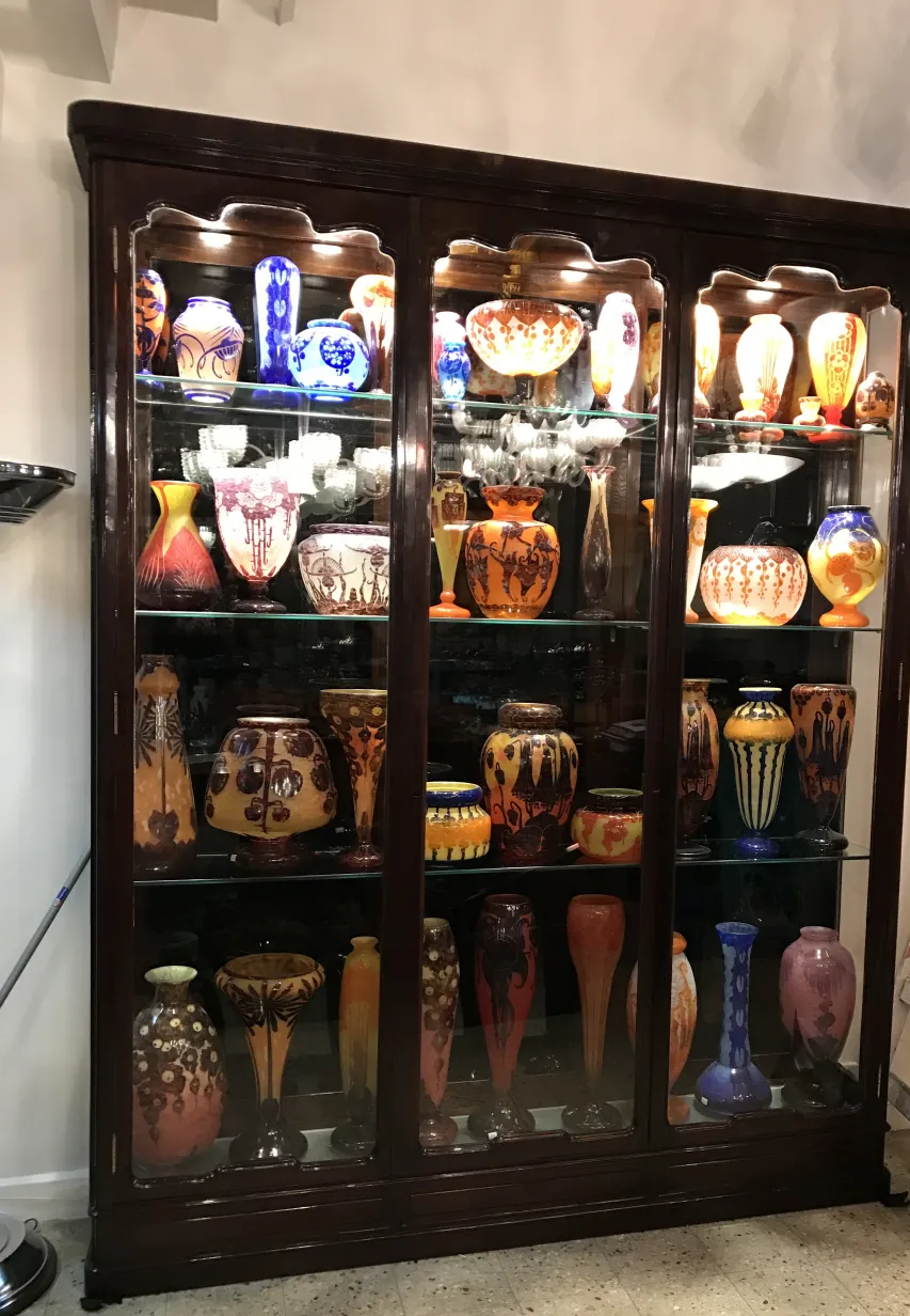 عرض زجاج موقّع Le Verre بألوان وأشكال متنوعة