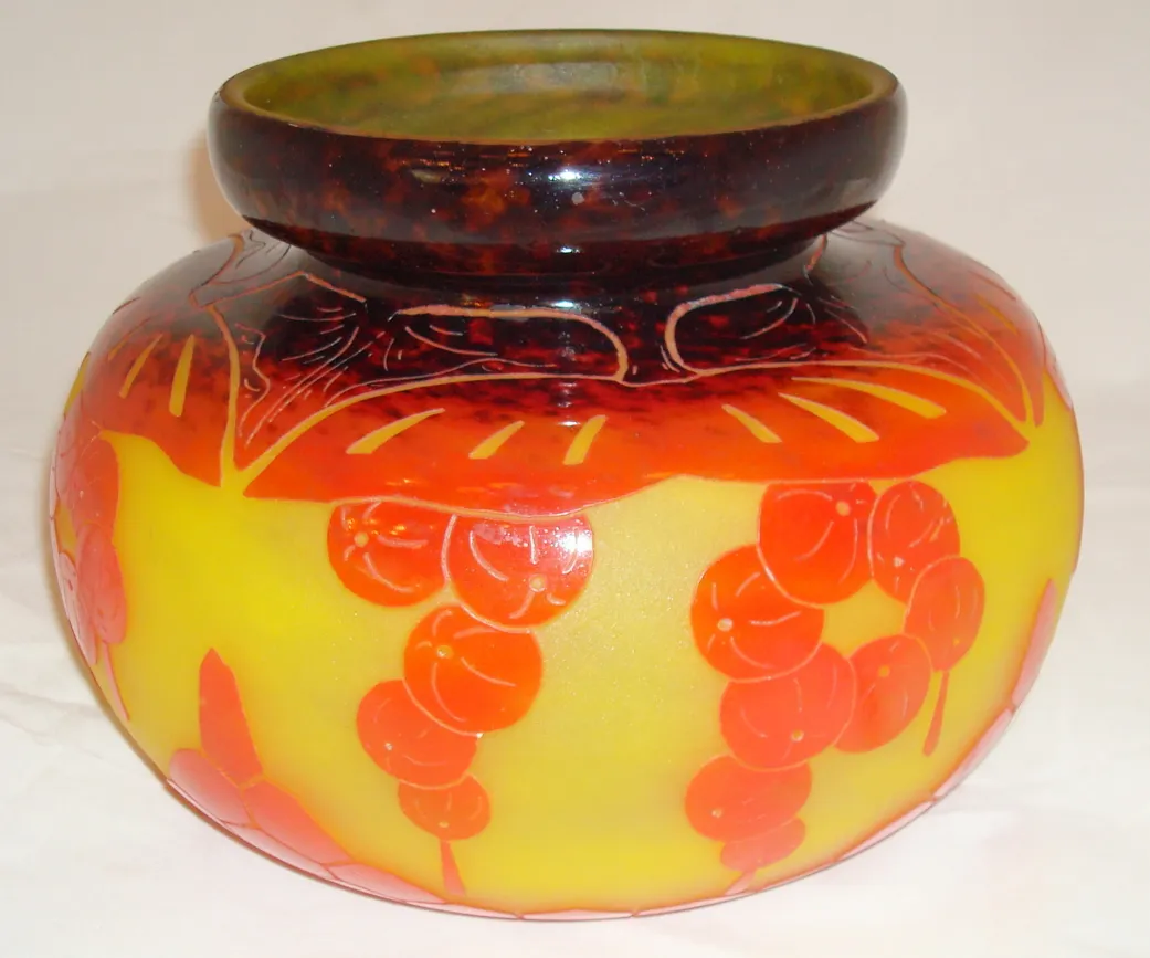 jarra de vidrio antiguo con motivos florales y colores vibrantes