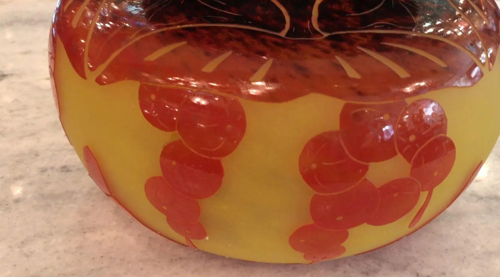 Vidrio firmado de antigüedad Le Verre con detalles rojos