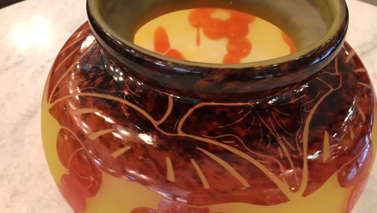 प्राचीन हस्ताक्षरित कांच Le Verre जिसमें रंगीन डिज़ाइन हैं।