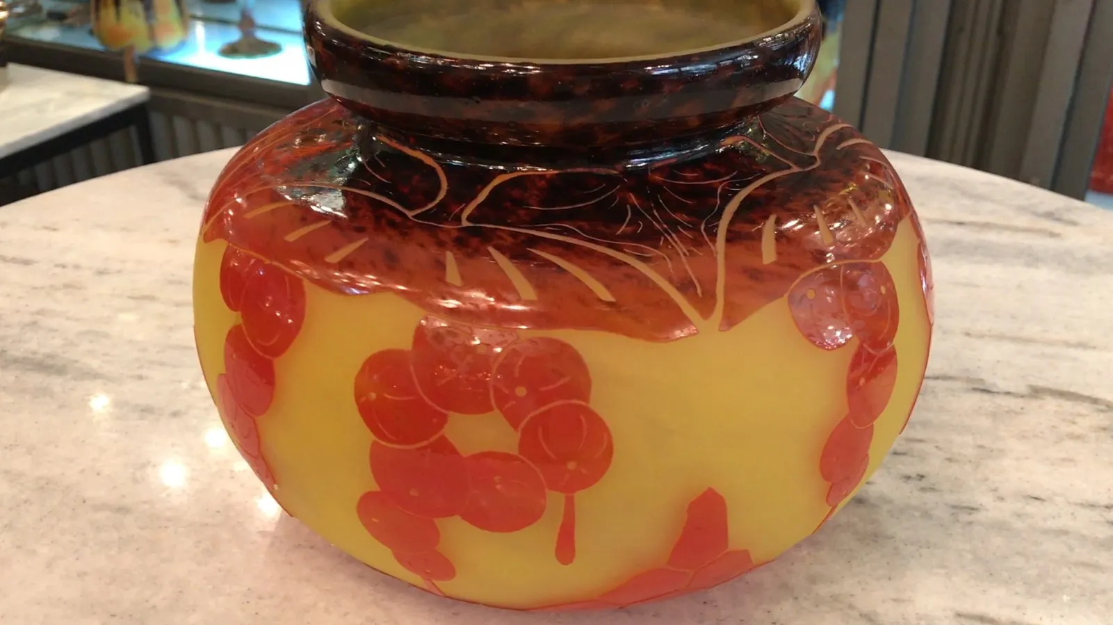 Vase en verre ancien signé Le Verre, décoré dans des tons chauds.