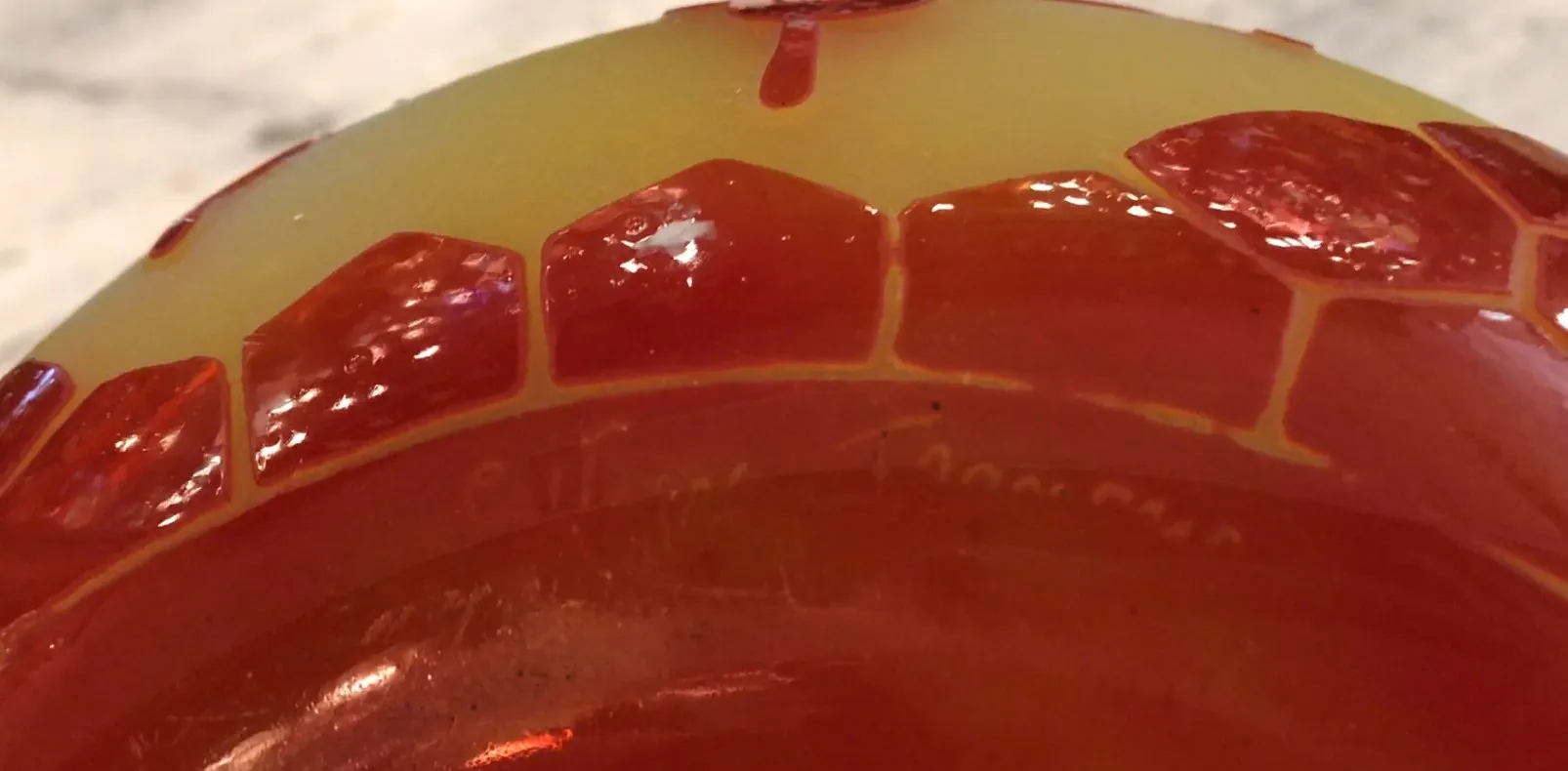 Vidrio antiguo con diseño y firma de Le Verre, color rojo y amarillo