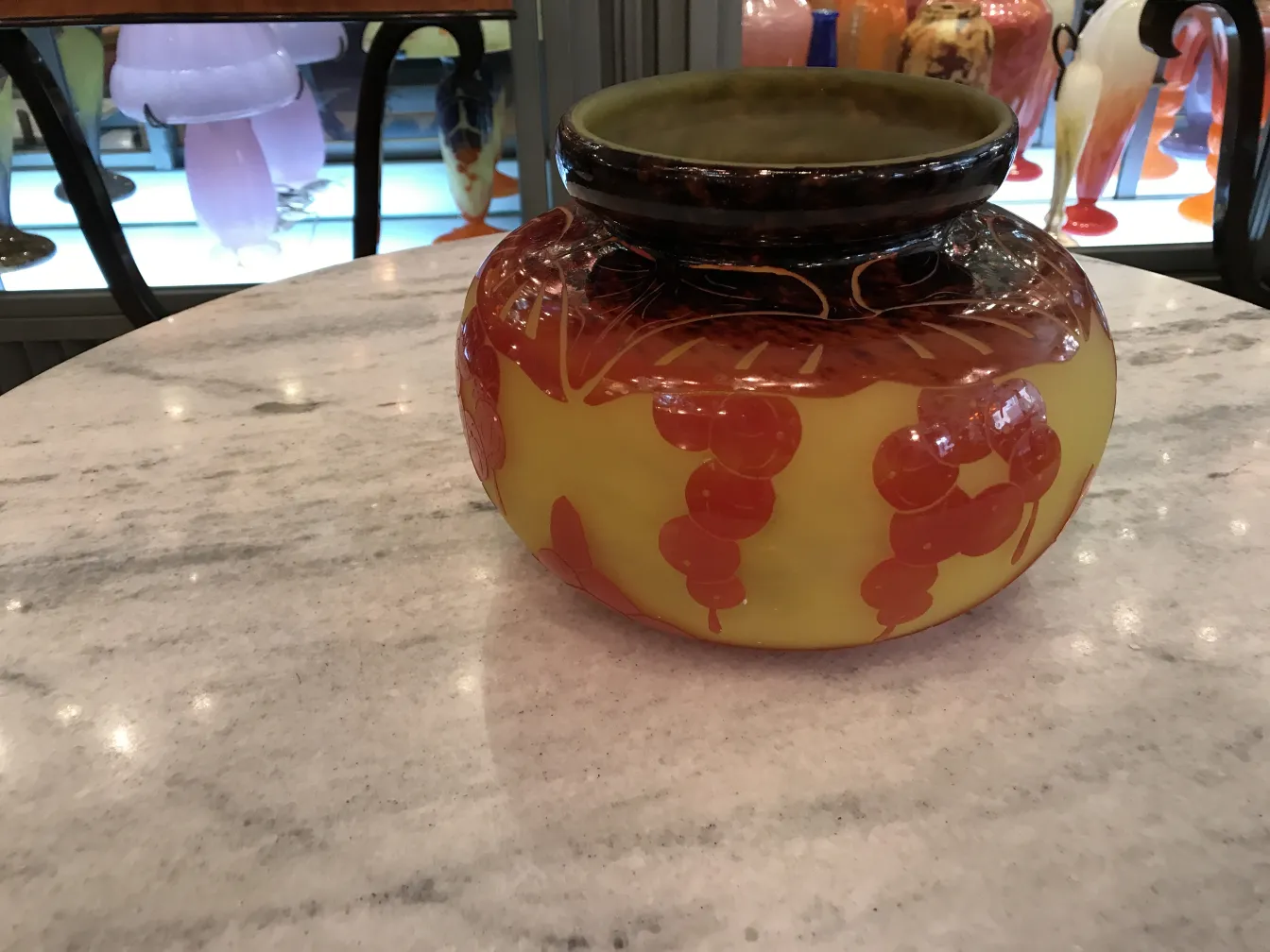 Антикварное подписанное стекло Le Verre с яркими узорами на столе.