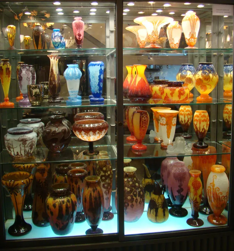 exhibición de vidrio firmado en vitrina con varios diseños