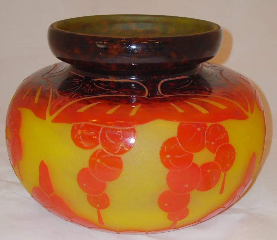 antikes dekoratives Glas mit warmen Blumenmustern