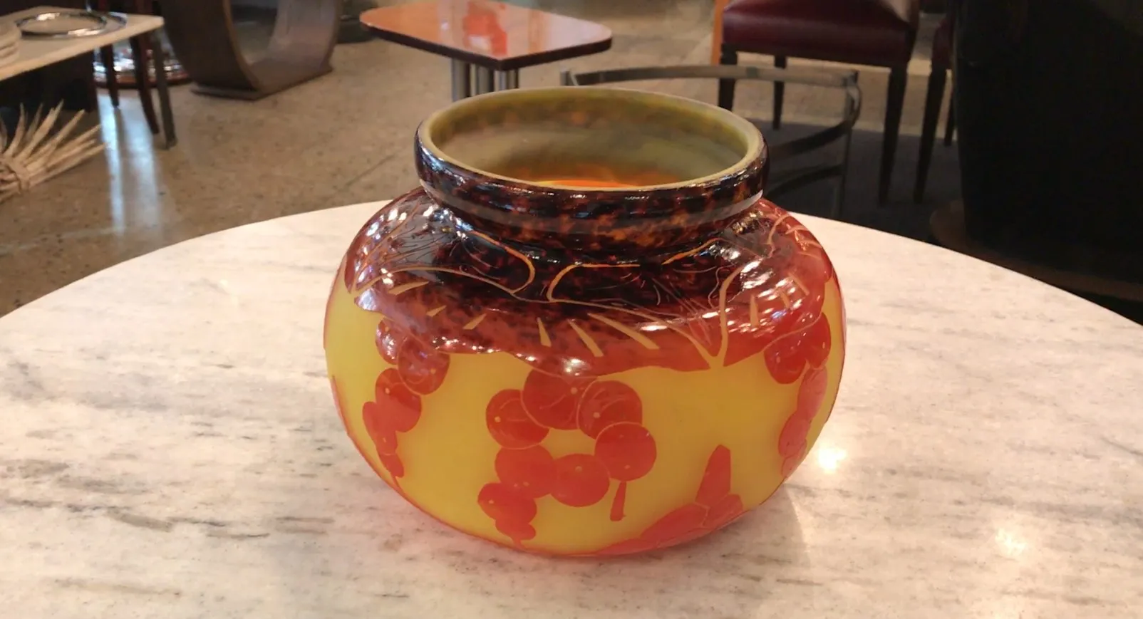 Vidrio de antigüedad firmado Le Verre en tonos amarillos y naranjas.