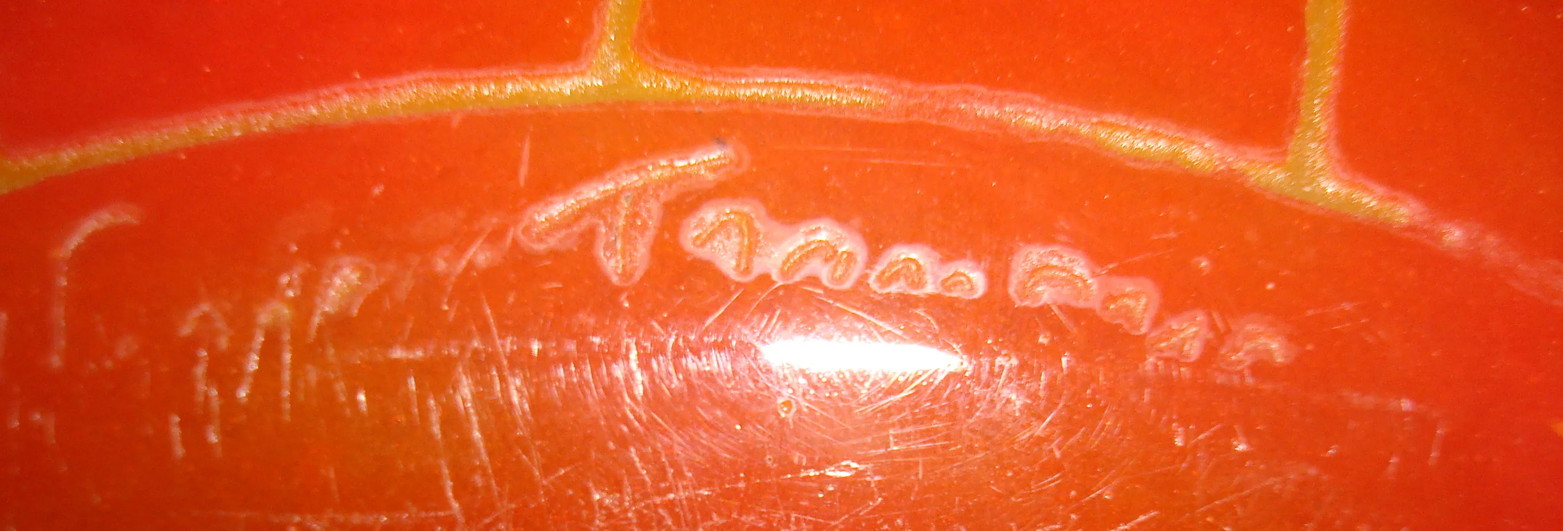 ग्लास पर हस्ताक्षरित भावना और बुनाई के विवरण