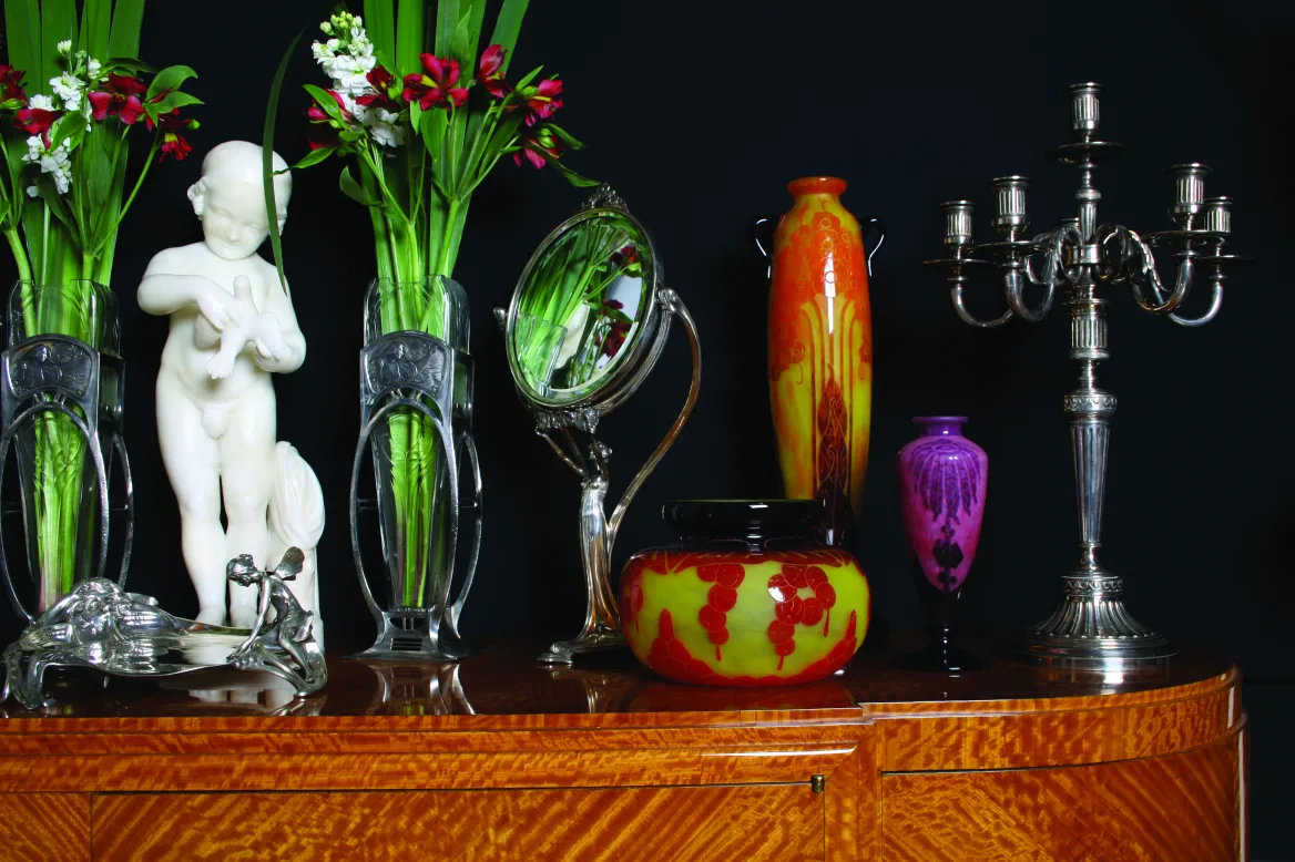 Antiquité avec verre signé Le Verre, coloré et décoratif, avec des fleurs.