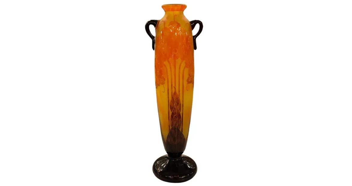 Vase en verre ancien signé, avec décoration aux teintes orange et marron, doté de anses.