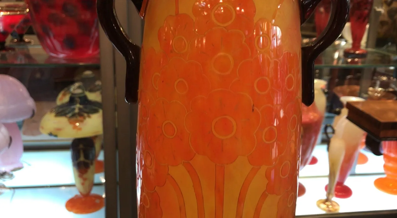 Antigüedad de vidrio firmado Le Verre con diseño floral vibrante.